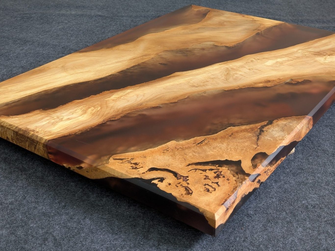 Memory 2/2 - Sycamore and resin coffee table Sycamore and resin coffee table hand made in Northern Ireland